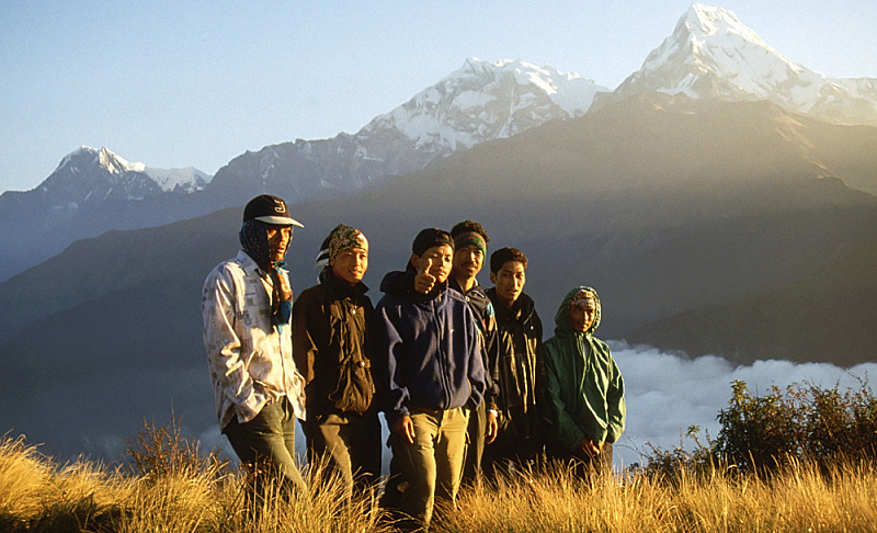 414_Nepalese dragers, Annapurna op de achtergrond.jpg